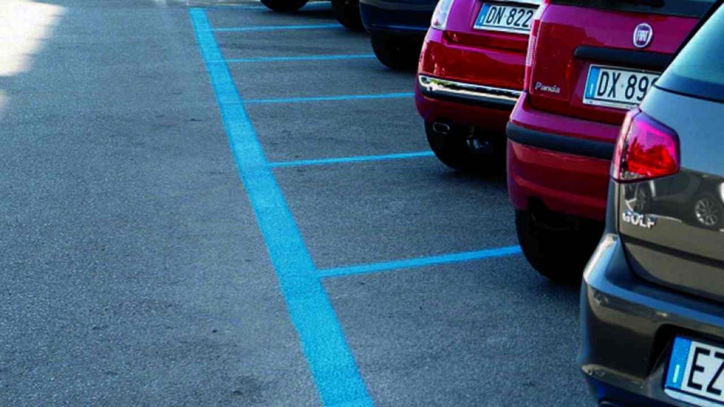 Loro parcheggiano gratis sulle strisce blu