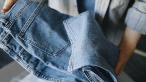 Jeans addio lavatrice (cataniaoggi.it-pexels)