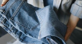 Jeans, addio lavatrice una volta a settimana: con la tecnica dello spazzolino li lavi una volta al mese