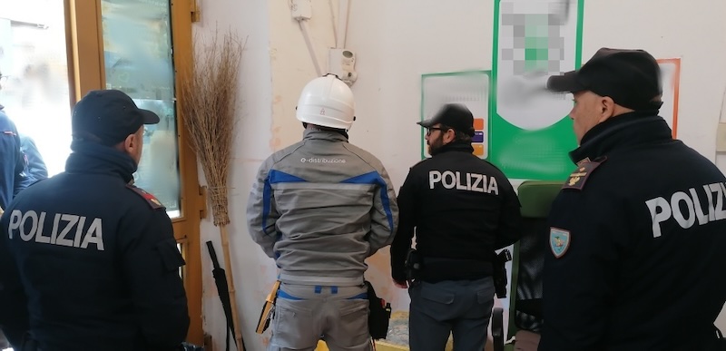 Controlli della Polizia nel centro cittadino: scoperti locali abusivi e furti di energia elettrica