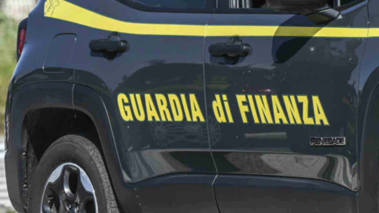 Sequestrato centro ottico abusivo in un appartamento a Catania