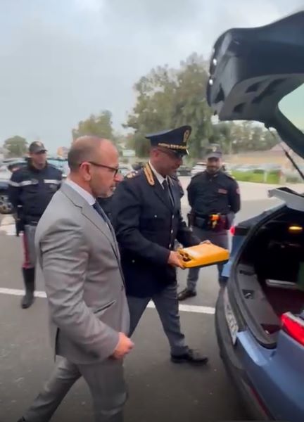 Polizia di Stato di Catania riceve dieci defibrillatori per le auto della Squadra Volante