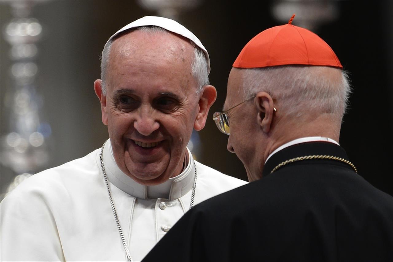 Papa Francesco stabile, Bagnasco rassicura: «Nessun vuoto, la Chiesa non è un’azienda»